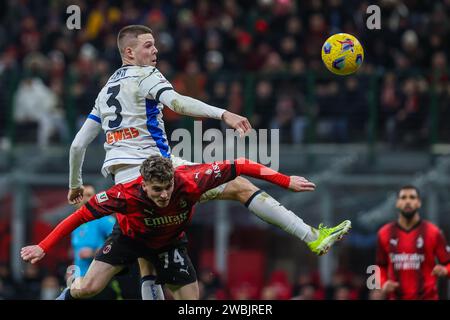 Emil Holm von Atalanta BC (L) und Alejandro Jimenez vom AC Milan (R) wurden während des Coppa Italia-Fußballspiels 2023/24 zwischen AC Milan und Atalanta BC im San Siro Stadion gesehen. ENDRUNDE : Mailand 1 | 2 Atalanta (Foto: Fabrizio Carabelli / SOPA Images/SIPA USA) Stockfoto