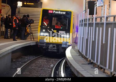 BVG stellt neue U-Bahn Reihe JK vor 11. Januar 2024 - Deutschland, Berlin - Übergabe des Premierenfahrzeugs der nächsten Berliner U-Bahngeneration an die Berliner Verkehrsbetriebe BVG im U-Bahnhof Olympia-Stadion. Das von Stadler Deutschland in Berlin entwickeltes und gebaute Fahrzeug ist das erste von 24 neuen Zügen der Baureihen J und JK, von denen je12 im Klein- und im Großprofil umfassende Tests durchlaufen. Im Bild v.l. Jenny Zeller, BVG-Vorständin Personal und Soziales, jure Mikolcic, CEO Stadler Deutschland, Kai Wegner CDU, Regierender Bürgermeister von Berlin, Manja Schreiner CDU, Senatori Stockfoto