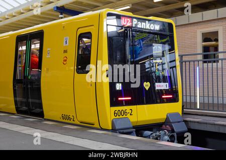 BVG stellt neue U-Bahn Reihe JK vor 11. Januar 2024 - Deutschland, Berlin - Übergabe des Premierenfahrzeugs der nächsten Berliner U-Bahngeneration an die Berliner Verkehrsbetriebe BVG im U-Bahnhof Olympia-Stadion. Das von Stadler Deutschland in Berlin entwickeltes und gebaute Fahrzeug ist das erste von 24 neuen Zügen der Baureihen J und JK, von denen je12 im Klein- und im Großprofil umfassende Tests durchlaufen. Im Bild v.l. Jenny Zeller, BVG-Vorständin Personal und Soziales, jure Mikolcic, CEO Stadler Deutschland, Kai Wegner CDU, Regierender Bürgermeister von Berlin, Manja Schreiner CDU, Senatori Stockfoto