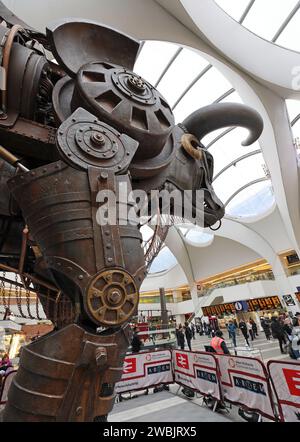 Ozzy the Bull am Bahnhof Birmingham New Street, Birmingham, West Midlands, Großbritannien. Stockfoto