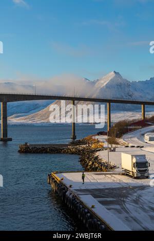 Andøy-Brücke bei Risoyhamn, Norwegen, Skandinavien, Europa im Oktober: Die Brücke verbindet die Insel Andøya mit der Nachbarinsel Hinnøya Stockfoto