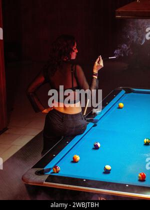 Junge Frau beim Billard aufgereiht zu schießen Schuss leicht zu gewinnen Stockfoto