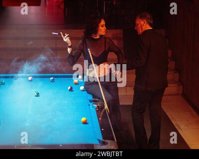 Junge Frau beim Billard aufgereiht zu schießen Schuss leicht zu gewinnen Stockfoto