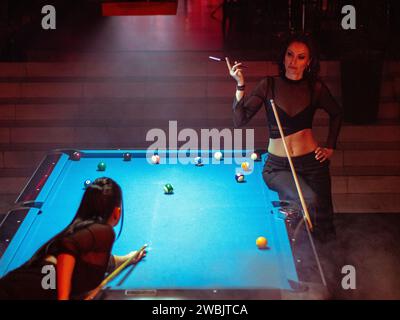 Junge Frau beim Billard aufgereiht zu schießen Schuss leicht zu gewinnen Stockfoto