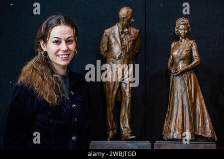 London, Großbritannien. Januar 2024. Die Queen Elizabeth Scholarship Trust Gelehrte, Poppy Field, zeigt ihre Bronzemasken ihrer Royal Albert Hall Monuments von Queen Elizabeth II und Prince Philip, die von HM King Charles III und Queen Camilla im November enthüllt wurden - die Mayfair Antiques & Fine Art Fair, London Marriott Hotel Grosvenor Square. Guy Bell/Alamy Live News Stockfoto