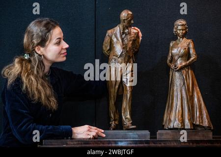 London, Großbritannien. Januar 2024. Die Queen Elizabeth Scholarship Trust Gelehrte, Poppy Field, zeigt ihre Bronzemasken ihrer Royal Albert Hall Monuments von Queen Elizabeth II und Prince Philip, die von HM King Charles III und Queen Camilla im November enthüllt wurden - die Mayfair Antiques & Fine Art Fair, London Marriott Hotel Grosvenor Square. Guy Bell/Alamy Live News Stockfoto