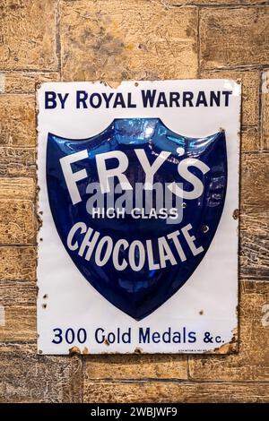 Ein altes Metallschild, auf dem Fry's High Class Chocolate steht. Stockfoto