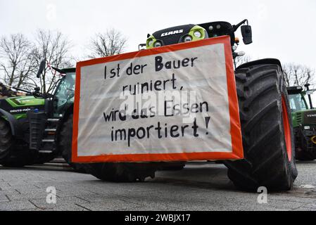 Bauern Protestieren Mit Traktoren Auf 6.1.2024 In Heide Stockfoto