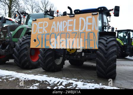 Bauern Protestieren Mit Traktoren Auf 6.1.2024 In Heide Stockfoto