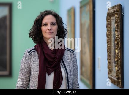 Chemnitz, Deutschland. Januar 2024. Florence Thurmes, Generaldirektorin der Kunstsammlungen Chemnitz, steht im Museum am Theaterplatz. Die Museen der Kunstsammlungen haben nun ihren Ausblick auf das Jahr 2024 präsentiert. Zum Auftakt ist eine Ausstellung mit Fotografien aus der DDR dem Leben von vier Fotografinnen gewidmet. Die Kunstsammlungen werden seit Anfang des Jahres neu verwaltet. Quelle: Hendrik Schmidt/dpa/Alamy Live News Stockfoto