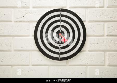 Darts Board auf dem weißen Hintergrund. Draufsicht. Stockfoto