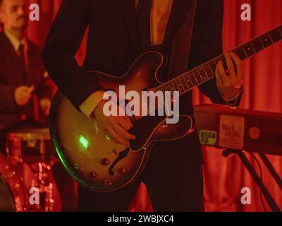 Ein Mann spielt Gitarre auf der Bühne, Nahaufnahme. Stockfoto