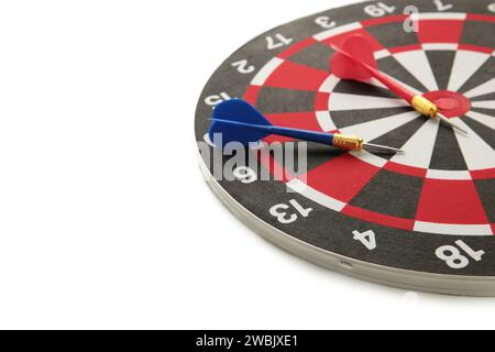 Dartbrett mit blauem Pfeil isoliert auf weißem Hintergrund. Draufsicht. Stockfoto