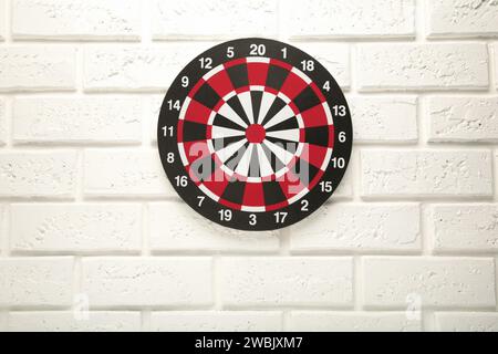 Darts Board auf dem weißen Hintergrund. Draufsicht. Stockfoto