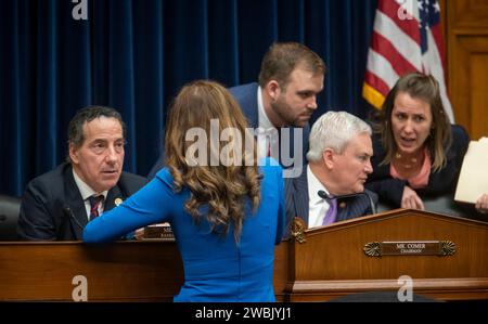 Die Abgeordnete der Vereinigten Staaten Jamie Raskin (Demokrat von Maryland), rangiges Mitglied des Ausschusses für Aufsicht und Rechenschaftspflicht des US-Repräsentantenhauses, links, spricht mit der Abgesandten Nancy Mace (Republikanerin von South Carolina), Mitte, während der Abgeordnete James Comer (Republikanerin von Kentucky), Vorsitzender, der Ausschuss für Aufsicht und Rechenschaftspflicht des US-Repräsentantenhauses spricht mit dem Personal auf der rechten Seite, während eines Aufschlags des Ausschusses für Aufsicht und Rechenschaftspflicht des Repräsentantenhauses „1 H.Re. Er empfahl dem Repräsentantenhaus, Robert Hunter Biden als Missachtung des Kongresses zu empfinden, weil er sich weigert, einer Vorladung nachzukommen Stockfoto