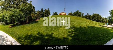 Washington DC, (USA); 2. Juni 2023: Panoramablick auf das Grab des unbekannten Soldaten und pantheon auf dem Arlington National Military Cemetery. Stockfoto