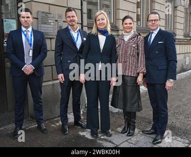 Kronprinzessin Victoria und Prinz Daniel wurden am 11. Januar 2023 von Madeleine Raukas, CEO, bei der Ankunft bei SOS Alarm in Stockholm, Schweden, begrüßt. SOS Ala Stockfoto