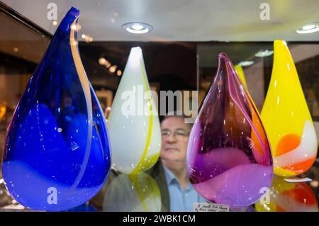 London; UK; 11. Januar; 2024. Die Mayfair Antiques & Fine Art Fair öffnet ab 11-14. Januar im Marriott Hotel am Grosvenor Square. Zu den Highlights gehören: Farbige Glaswaren auf dem Markov-Stand. Quelle: Malcolm Park/Alamy Live News Stockfoto