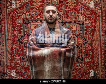 London; UK; 11. Januar; 2024. Die Mayfair Antiques & Fine Art Fair öffnet ab 11-14. Januar im Marriott Hotel am Grosvenor Square. Zu den Höhepunkten zählen: Am Stand des Oriental Rug Shop, ein persischer Illam Moj, um 1930, als Vorhang an einem kalten Morgen. Quelle: Malcolm Park/Alamy Live News Stockfoto