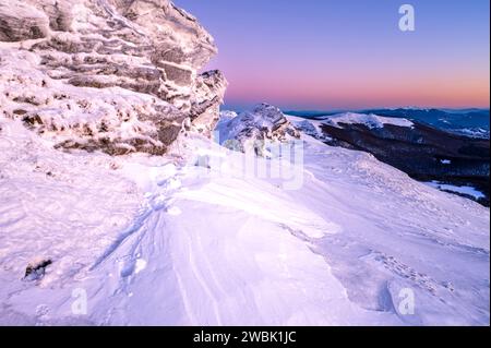 Wintersonnenuntergang am Berg Krzemien, Nationalpark Bieszczady, Polen. Stockfoto