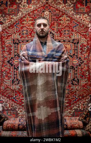 London; UK; 11. Januar; 2024. Die Mayfair Antiques & Fine Art Fair öffnet ab 11-14. Januar im Marriott Hotel am Grosvenor Square. Zu den Höhepunkten zählen: Am Stand des Oriental Rug Shop, ein persischer Illam Moj, um 1930, als Vorhang an einem kalten Morgen. Quelle: Malcolm Park/Alamy Live News Stockfoto