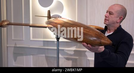 London; UK; 11. Januar; 2024. Die Mayfair Antiques & Fine Art Fair öffnet ab 11-14. Januar im Marriott Hotel am Grosvenor Square. Zu den Höhepunkten gehören: Das seltene Windkanalmodell des experimentellen Kampfflugzeugs aus der Zeit um 1950 auf dem King and Country Stand. Quelle: Malcolm Park/Alamy Live News Stockfoto