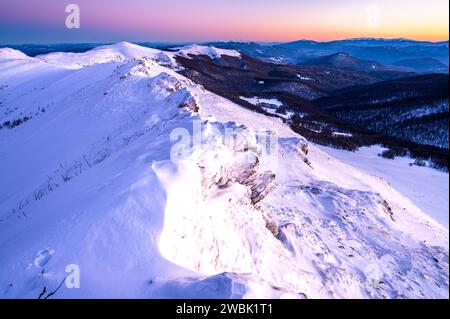 Wintersonnenuntergang am Berg Krzemien, Nationalpark Bieszczady, Polen. Stockfoto