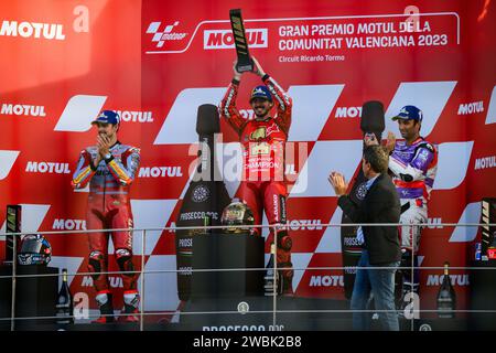 Der italienische MotoGP-Fahrer Pecco Francesco Bagnaia aus Ducati feierte die Weltmeisterschaft beim Motul Grand Prix von Valencia im November 2023, Spanien. Stockfoto