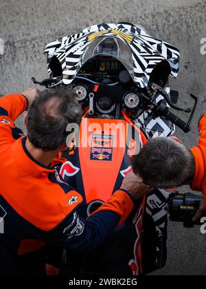 Draufsicht auf Brad Binders KTM Red Bull-Motorrad in den Gruben, bevor es zum Test 2024 auf der Rennstrecke von Valencia in Spanien aufbrechen wird. Stockfoto