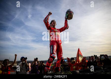 Der italienische MotoGP-Fahrer Pecco Francesco Bagnaia aus Ducati feierte die Weltmeisterschaft beim Motul Grand Prix von Valencia im November 2023, Spanien. Stockfoto