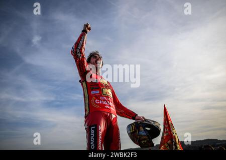 Der italienische MotoGP-Fahrer Pecco Francesco Bagnaia aus Ducati feierte die Weltmeisterschaft beim Motul Grand Prix von Valencia im November 2023, Spanien. Stockfoto