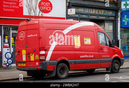 London, Großbritannien. Januar 2024. Ein Postwagen vor einem Postamt. Der Postskandal ist eine weit verbreitete Serie von Justizfehlern zwischen 1999-2015, bei denen über 700 Postmasters zu Unrecht wegen Diebstahls, Betrugs und falscher Buchführung verurteilt wurden. Rishi Sunak kündigte gestern eine neue Gesetzgebung an, die die Verurteilungen aufhebt. Quelle: Mark Thomas/Alamy Live News Stockfoto