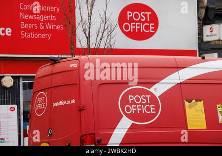 London, Großbritannien. Januar 2024. Ein Postwagen vor einem Postamt. Der Postskandal ist eine weit verbreitete Serie von Justizfehlern zwischen 1999-2015, bei denen über 700 Postmasters zu Unrecht wegen Diebstahls, Betrugs und falscher Buchführung verurteilt wurden. Rishi Sunak kündigte gestern eine neue Gesetzgebung an, die die Verurteilungen aufhebt. Quelle: Mark Thomas/Alamy Live News Stockfoto