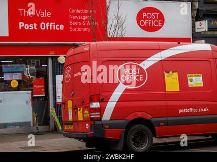 London, Großbritannien. Januar 2024. Ein Postwagen vor einem Postamt. Der Postskandal ist eine weit verbreitete Serie von Justizfehlern zwischen 1999-2015, bei denen über 700 Postmasters zu Unrecht wegen Diebstahls, Betrugs und falscher Buchführung verurteilt wurden. Rishi Sunak kündigte gestern eine neue Gesetzgebung an, die die Verurteilungen aufhebt. Quelle: Mark Thomas/Alamy Live News Stockfoto
