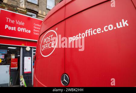 London, Großbritannien. Januar 2024. Ein Postwagen vor einem Postamt. Der Postskandal ist eine weit verbreitete Serie von Justizfehlern zwischen 1999-2015, bei denen über 700 Postmasters zu Unrecht wegen Diebstahls, Betrugs und falscher Buchführung verurteilt wurden. Rishi Sunak kündigte gestern eine neue Gesetzgebung an, die die Verurteilungen aufhebt. Quelle: Mark Thomas/Alamy Live News Stockfoto