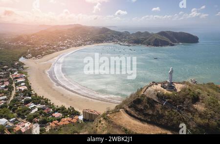 Jesus christus-Denkmal auf dem Felsenberg in Nicaragua San Juan Del Sur aus der Luft Stockfoto