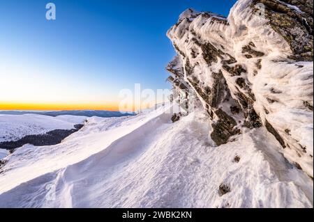 Wintersonnenuntergang am Berg Krzemien, Nationalpark Bieszczady, Polen. Stockfoto