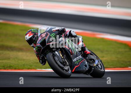 Spanischer MotoGP Rider Nr. 42 Alex Rins trainiert beim Test 2024 im offiziellen Yamaha Monster Team auf der Rennstrecke Valencia, Spanien Stockfoto