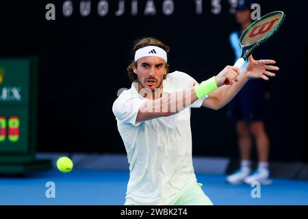 Melbourne, Victoria, Australien. Januar 2024. MELBOURNE, AUSTRALIEN – 11. JANUAR: Stefanos Tsitsipas spielt gegen Novak Djokovic aus Serbien während eines Benefizspiels vor den Australian Open 2024 im Melbourne Park am 11. Januar 2024 in Melbourne, Australien. (Kreditbild: © Chris Putnam/ZUMA Press Wire) NUR REDAKTIONELLE VERWENDUNG! Nicht für kommerzielle ZWECKE! Stockfoto