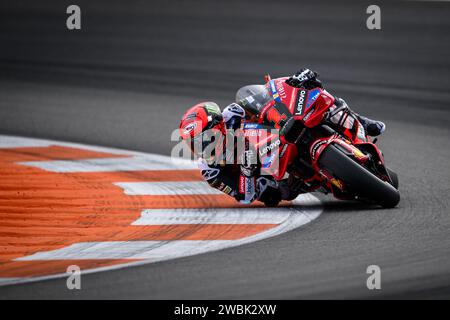 Der italienische MotoGP-Fahrer Nr 1 Francesco Bagnaia trainiert beim Test 2024 im offiziellen Ducati Lenovo Team auf der Strecke Valencia, Spanien Stockfoto