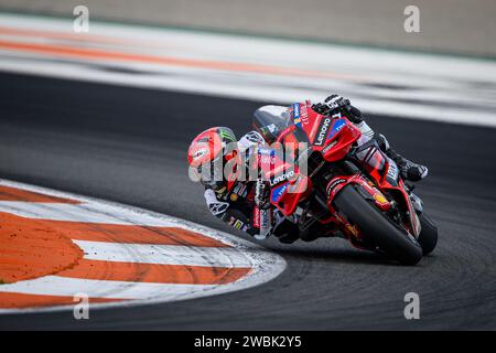 Der italienische MotoGP-Fahrer Nr 1 Francesco Bagnaia trainiert beim Test 2024 im offiziellen Ducati Lenovo Team auf der Strecke Valencia, Spanien Stockfoto