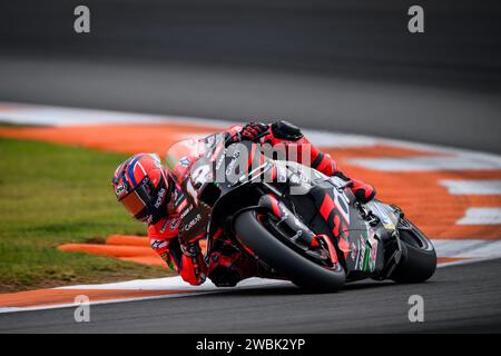 Der spanische MotoGP-Fahrer Maverick Vinales trainierte beim Test 2024 im Aprilia Racing Team auf der Rennstrecke Valencia, Spanien Stockfoto