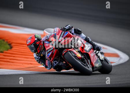 Der italienische MotoGP-Fahrer Nr 1 Francesco Bagnaia trainiert beim Test 2024 im offiziellen Ducati Lenovo Team auf der Strecke Valencia, Spanien Stockfoto