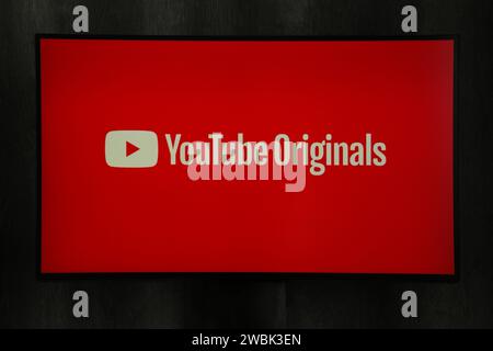 Nikolaev, Ukraine - 20. November 2021. YouTube-Logo und -Anwendung auf dem Fernseher. YouTube ist eine Video-Sharing-Website. Draufsicht Stockfoto