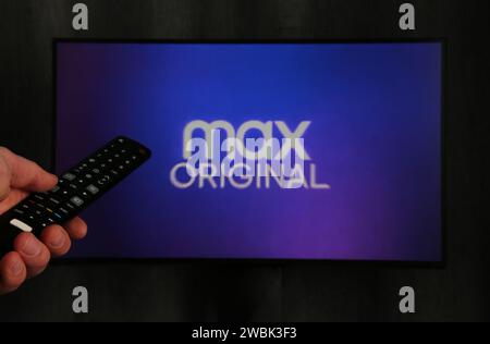 Nikolaev, Ukraine - 20. November 2021. Mann mit Fernbedienung und fernsehen HBO Max. HBO Max ist ein US-amerikanisches Video-On-Demand-Streaming Stockfoto