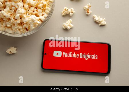 Nikolaev, Ukraine – 20. November 2021: Popcorn und Youtube-Logo auf dem Smartphone. Draufsicht Stockfoto