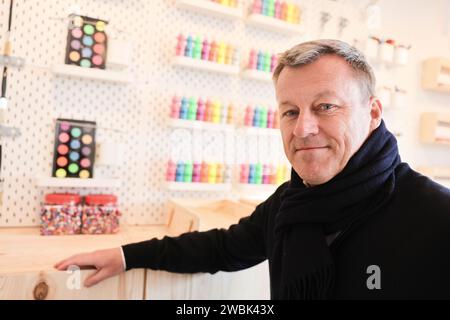 PRODUKTION - 11. Januar 2024, Nordrhein-Westfalen, Köln: Jesper Brodin, CEO der Ikea-Gruppe, steht in einem Showroom. Foto: Oliver Berg/dpa Stockfoto