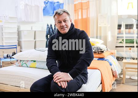 PRODUKTION - 11. Januar 2024, Nordrhein-Westfalen, Köln: Jesper Brodin, CEO der Ikea-Gruppe, sitzt in einem Showroom. Foto: Oliver Berg/dpa Stockfoto