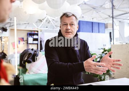 PRODUKTION - 11. Januar 2024, Nordrhein-Westfalen, Köln: Jesper Brodin, CEO der Ikea Group, spricht während eines Interviews in einem Showroom. Foto: Oliver Berg/dpa Stockfoto