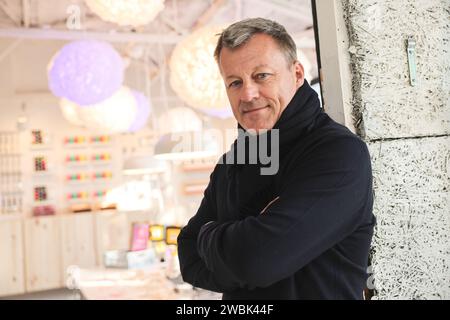 PRODUKTION - 11. Januar 2024, Nordrhein-Westfalen, Köln: Jesper Brodin, CEO der Ikea-Gruppe, steht in einem Showroom. Foto: Oliver Berg/dpa Stockfoto